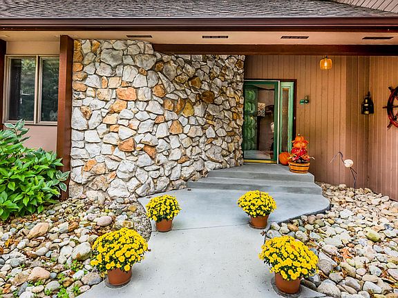 2nd image of 2938 White Oaks Ln
