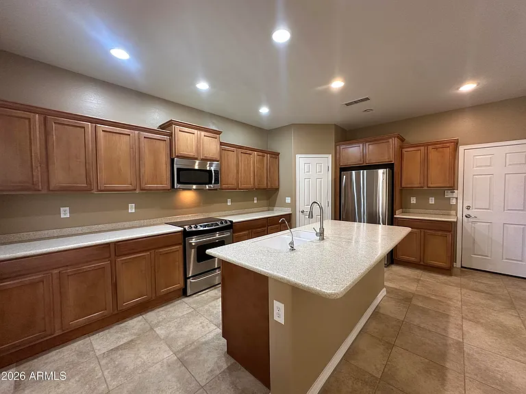 2138 W Marconi Ave — Photo 9