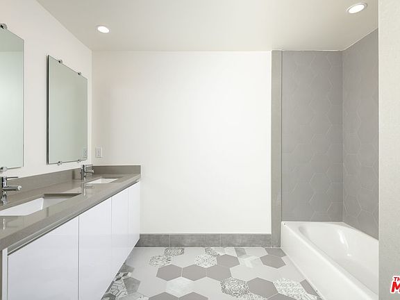 5th image of 1265 Barry Ave