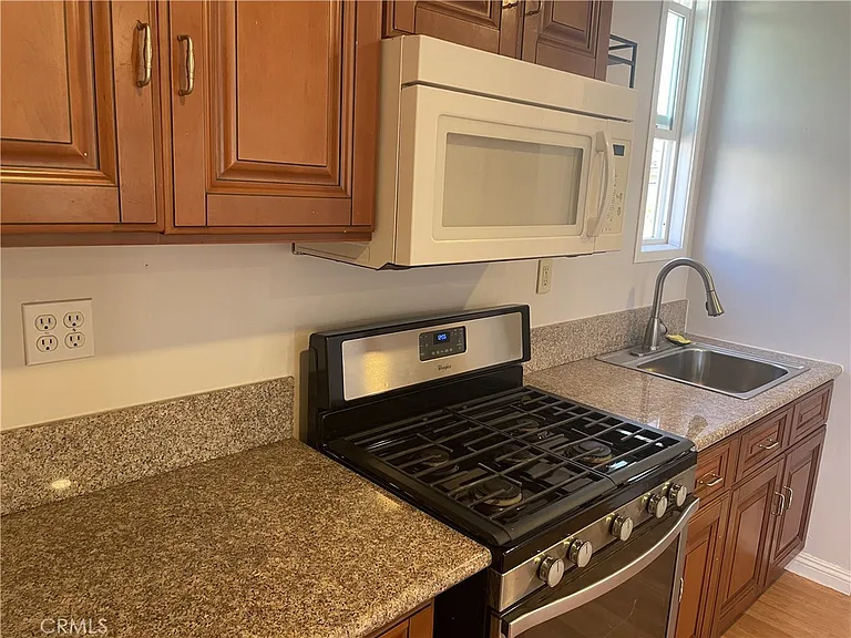 518 Geneva Ave — Photo 7