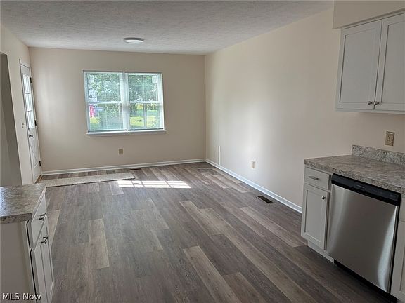 4th image of 459 Hampton Dr