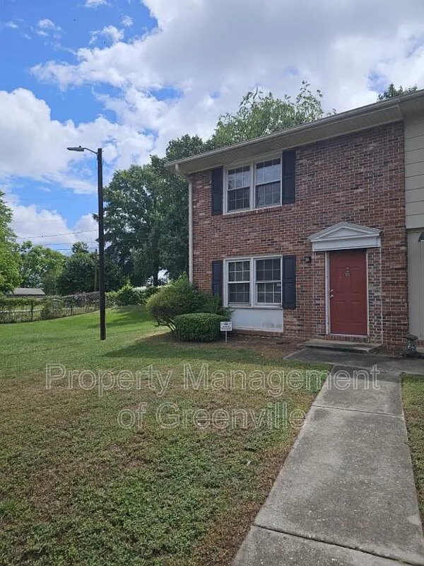 2 bed, 1.5 bath, 1040 sqft, $995 — Photo 1