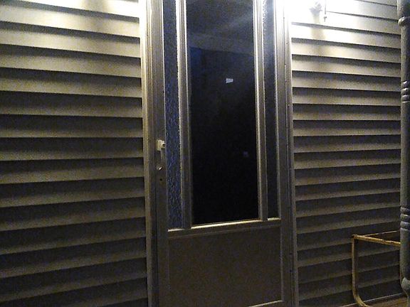 Auto dusk/dawn lights for evening visibility.