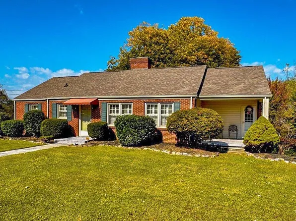 1267 Lakeview Dr, Dandridge, TN 37725