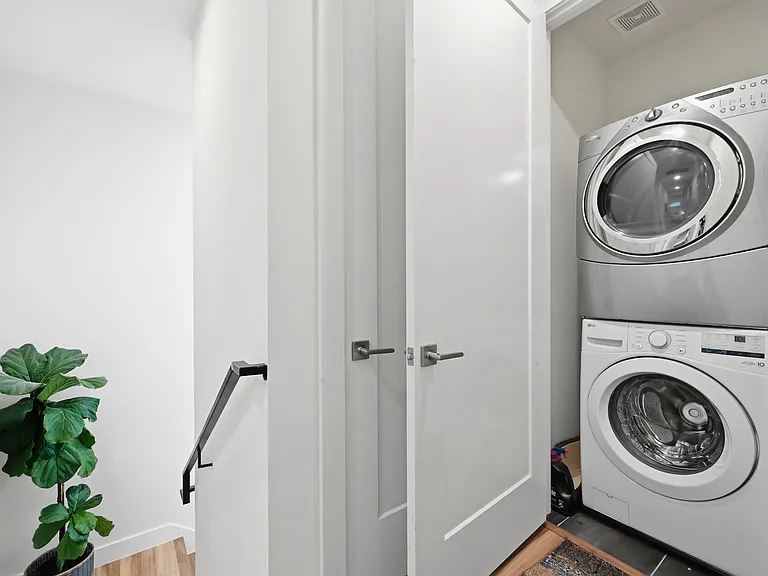 1307 Delano St #1 — Photo 15