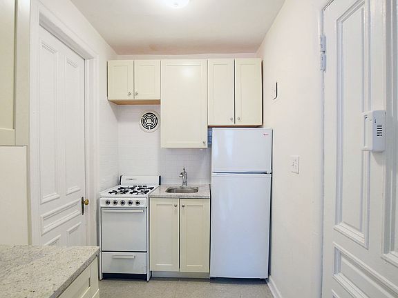5th image of 124 E 72nd St Townhouse 2