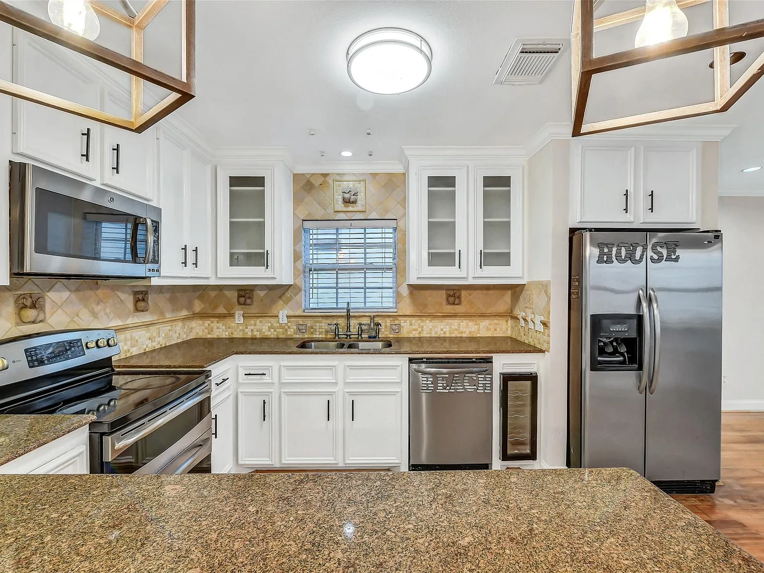 3 bed, 2.0 bath, 1971 sqft, $3,000 — Photo 3