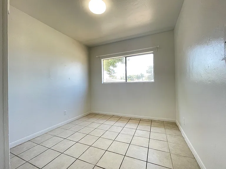 820 E C St — Photo 13