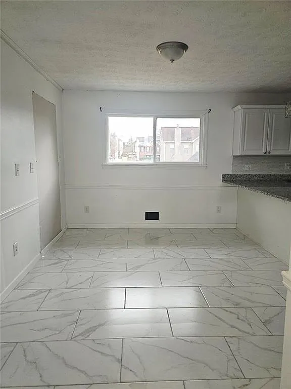 3 bed, 2.0 bath, 2200 sqft, $2,200 — Photo 2