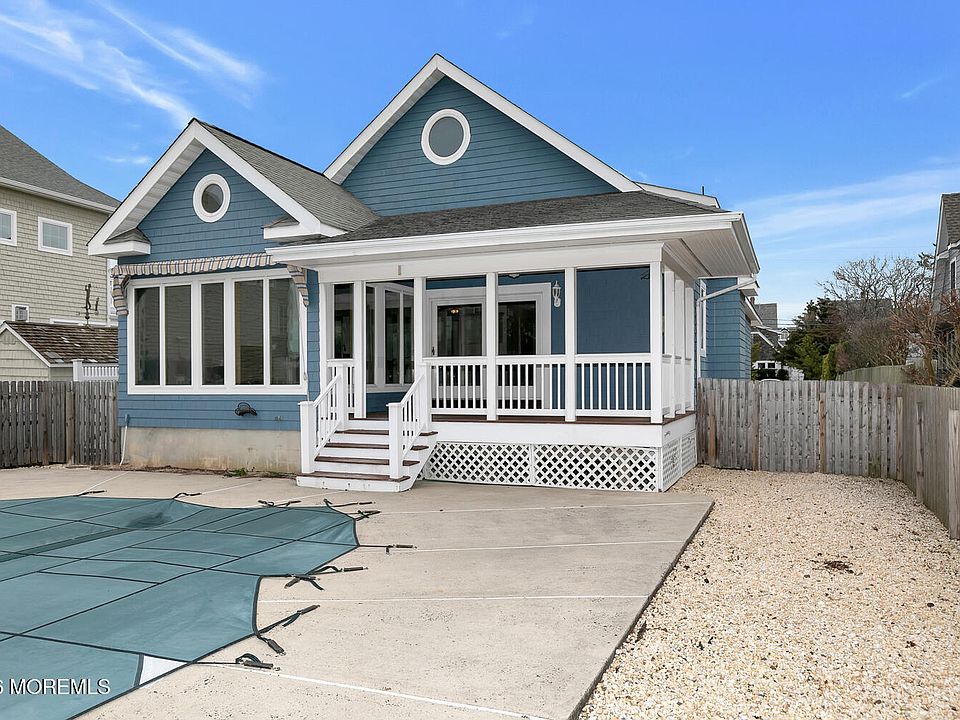 1st image of 824 Main Avenue