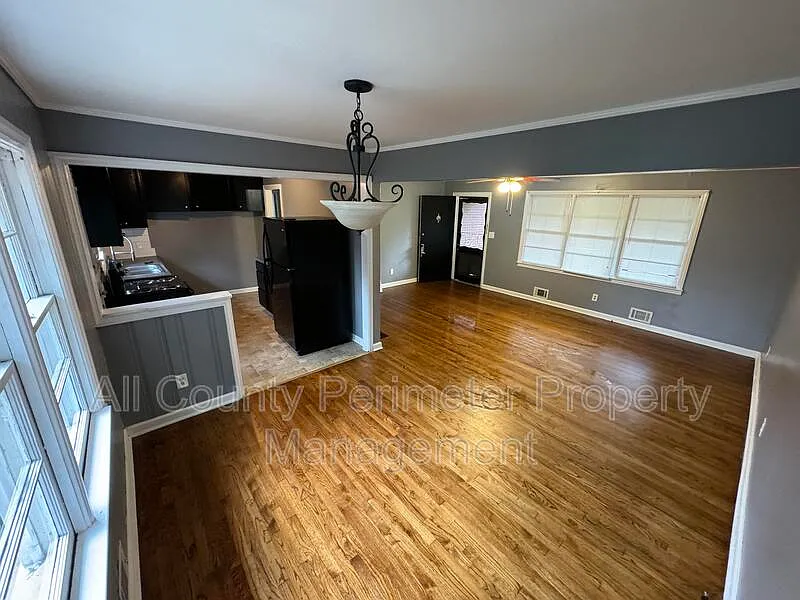 3 bed, 1.0 bath, 1537 sqft, $1,295 — Photo 2