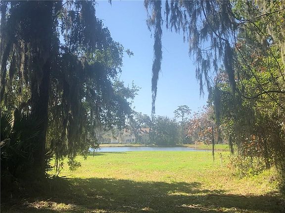 Beautiful oaks sit on this beautifull King's Point Lot,