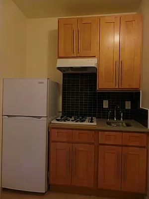 Rented by Perry Associates NYC Inc | media 30