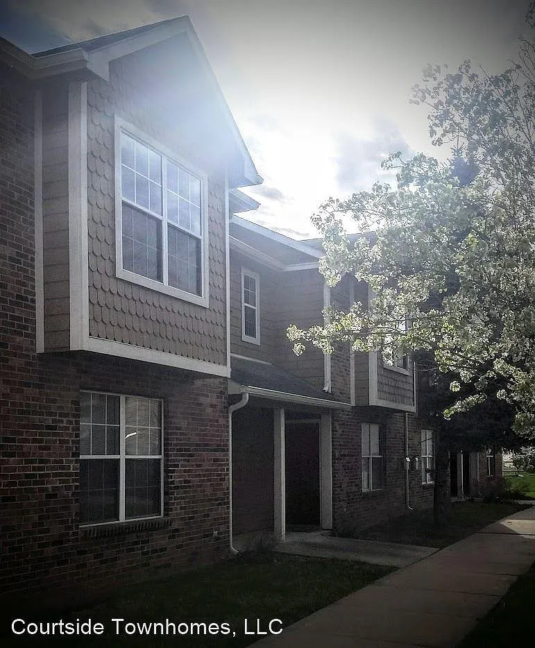 Courtside Townhomes — Photo 4