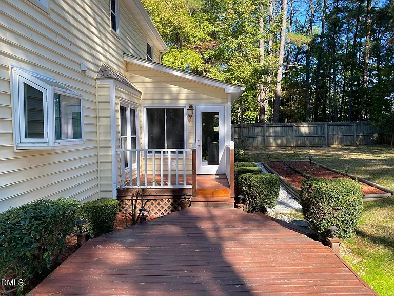 5 Trump Ct — Photo 24