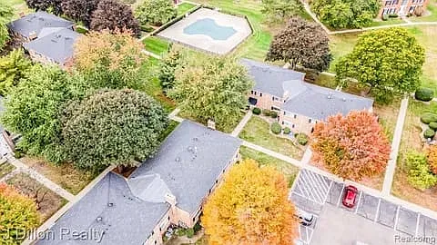 653 E Fox Hills Dr — Photo 3