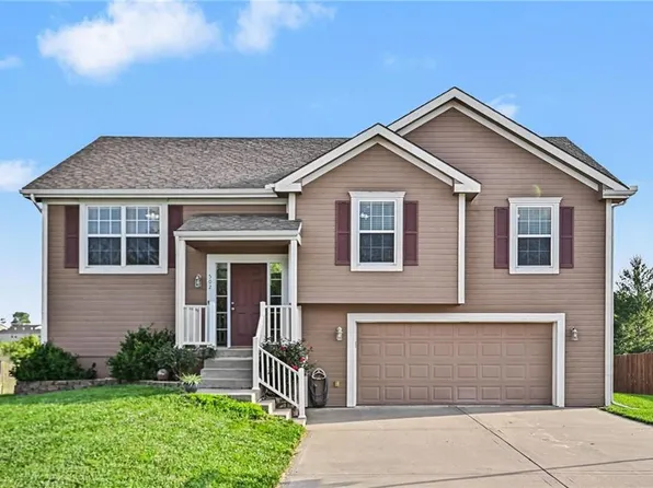 502 Lake Meadows Dr, Smithville, MO 64089