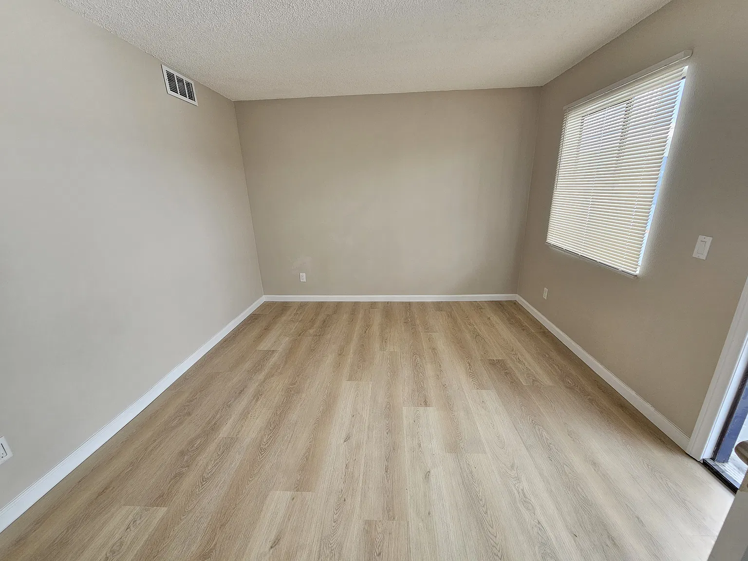2 bed, 950 sqft, $2,200 — Photo 4