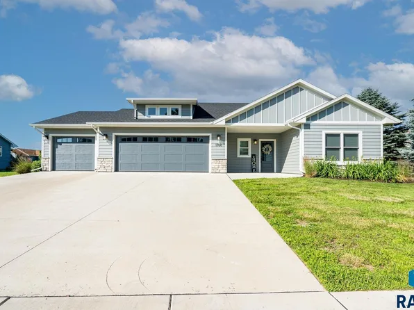1708 Holiday Dr, Canton, SD 57013