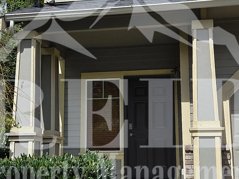 100 NE Miramar Cir — Photo 3