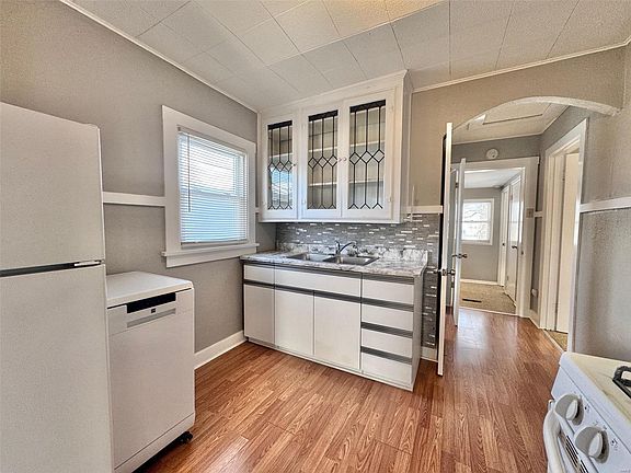 5th image of 5825 W Park Ave