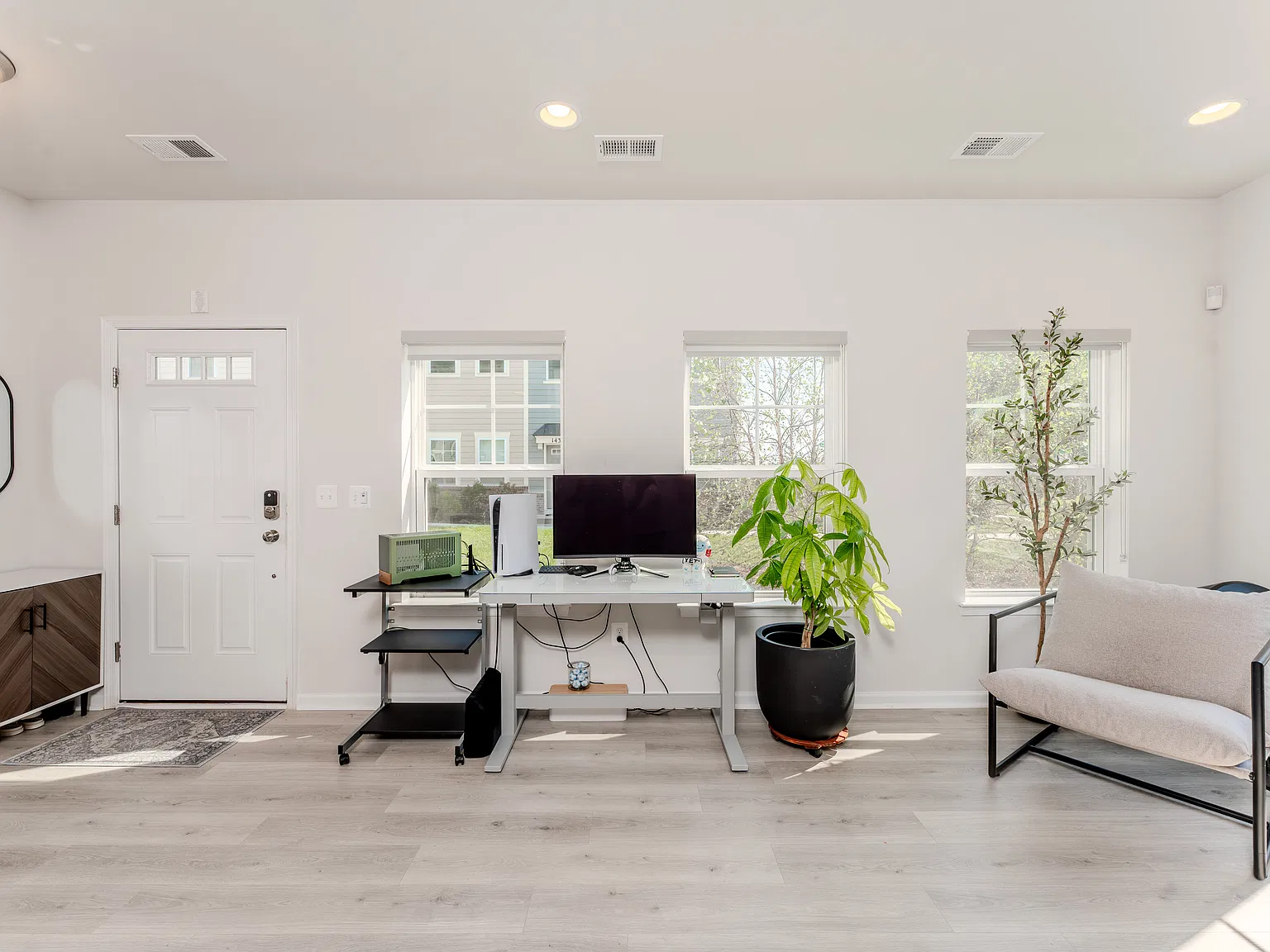 3 bed, 2100 sqft, $4,200 — Photo 4