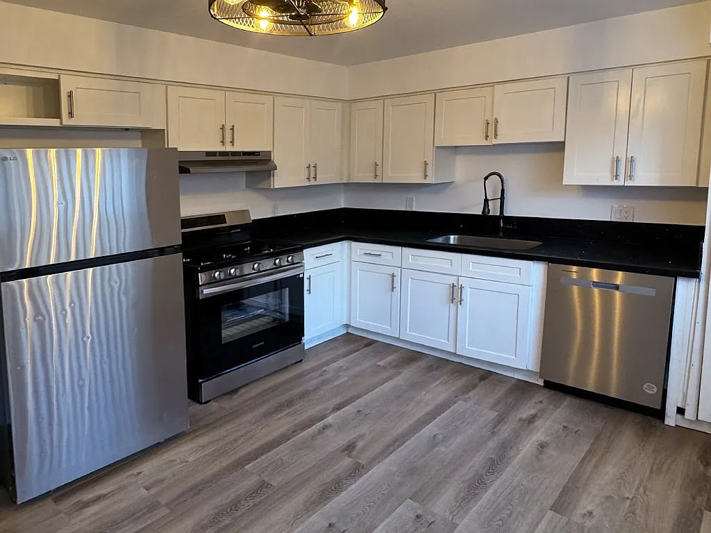 2 bed, 1.0 bath, 1100 sqft, $2,100 — Photo 2