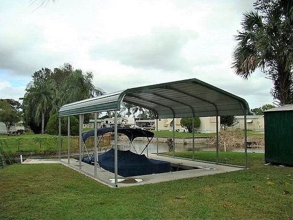 COVERED BOAT SLIP