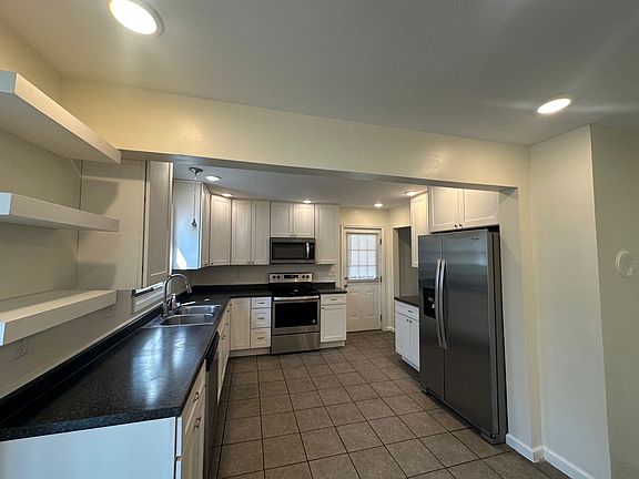 4th image of 2250 Fairview St