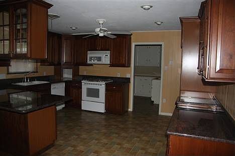 4th image of 3210 Oaklawn Dr