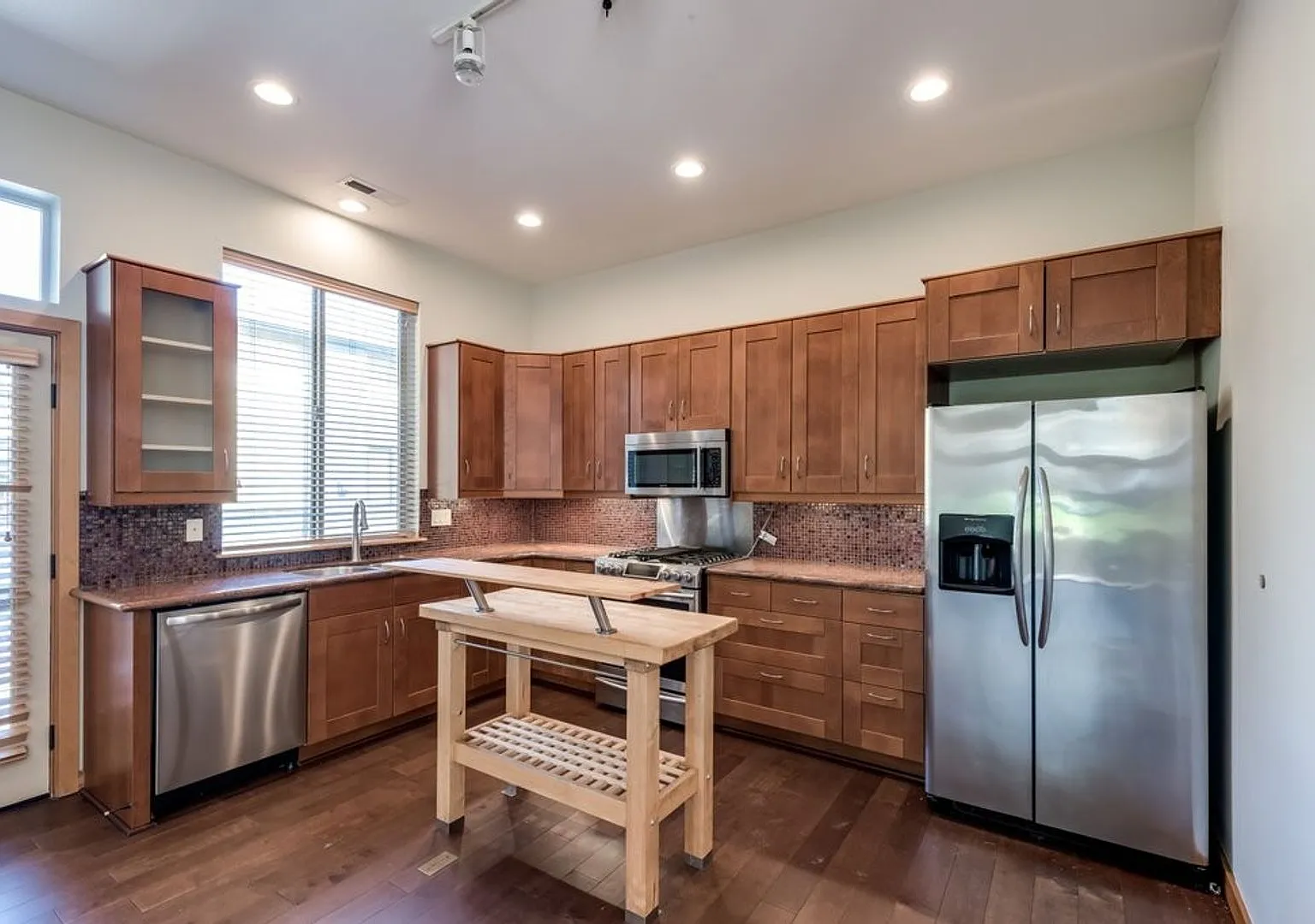 Stunning Three-Bedroom Townhome in Desirable Johns Landing! — Photo 4