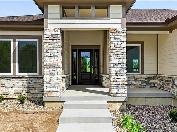 2nd image of 422 NE Lakota Dr
