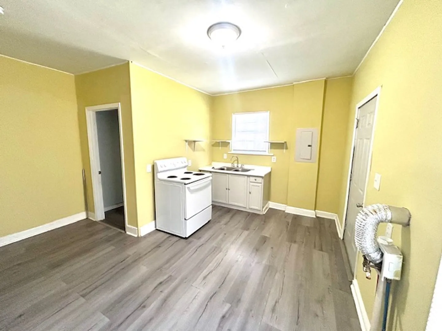 One Bedroom/One Bath - Convenient Location! — Photo 3