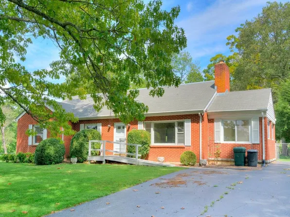 1413 Grove Dr, Pulaski, VA 24301