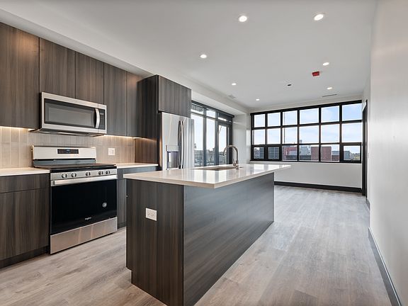 2nd image of 1123 W Randolph St #601