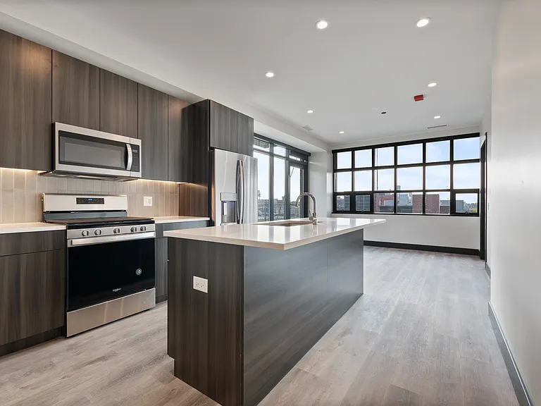 1123 W Randolph St #401 — Photo 2