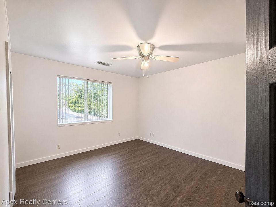 15949 Winston, photo 13