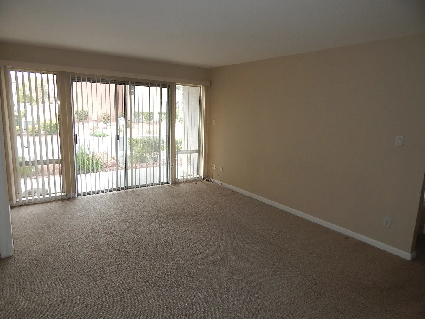 Fabulous 1st Floor Condo with 1 Bedroom, 1 Bathroom and Den In LV Country Club! — Photo 3