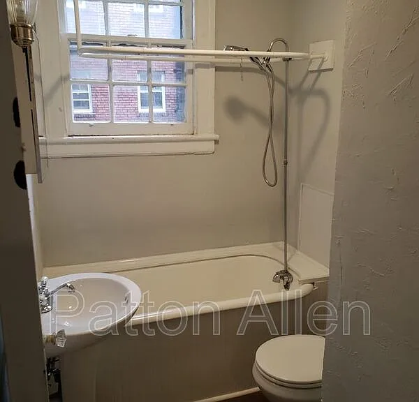 116 E Chestnut St #25 — Photo 8