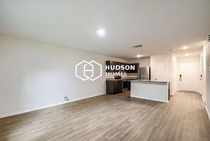 3 bed, 2.0 bath, 1028 sqft, $1,549 — Photo 4
