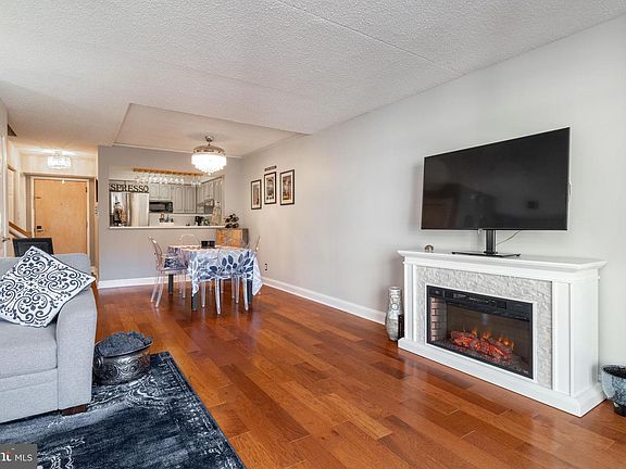 5th image of 1704 N Park Dr APT 319