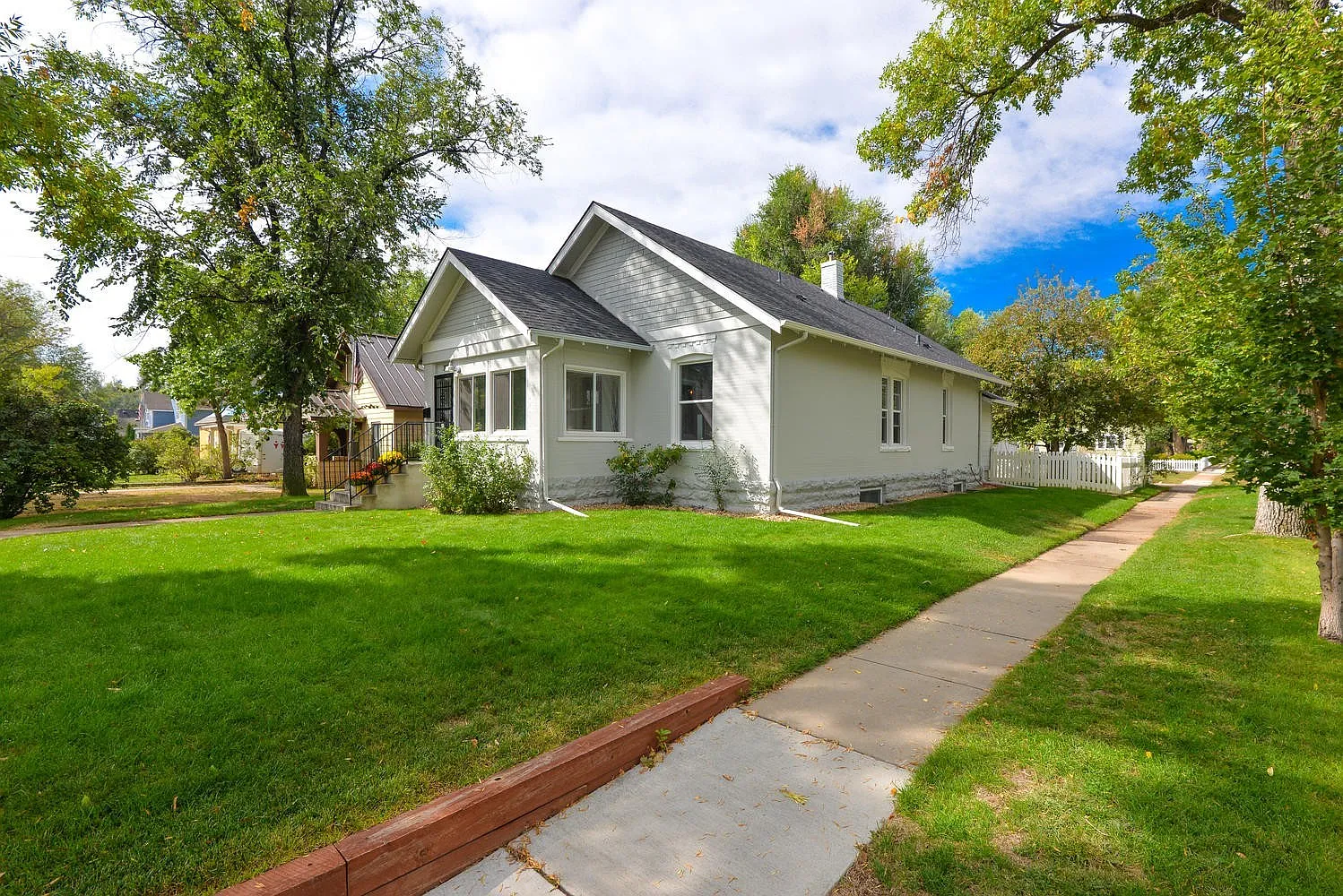 Beautifully remodeled 3 Bedroom Bungalow in Old Town — Photo 2