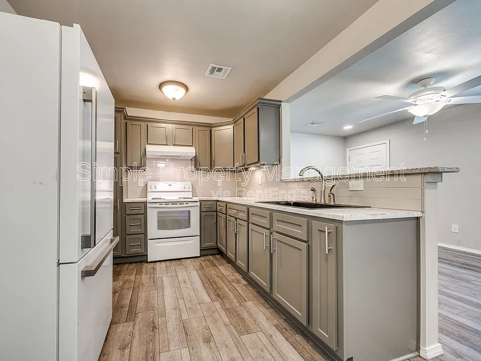 215 W Kittyhawk Dr