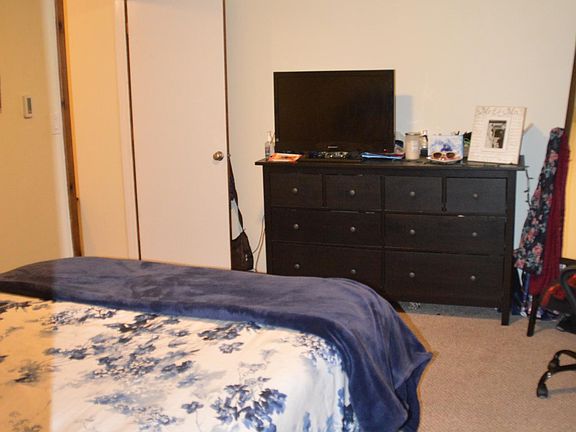 Bed room 1, fits queen size bed