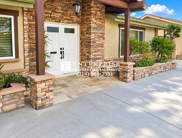 3 bed, 2.0 bath, 1601 sqft, $4,700 — Photo 2