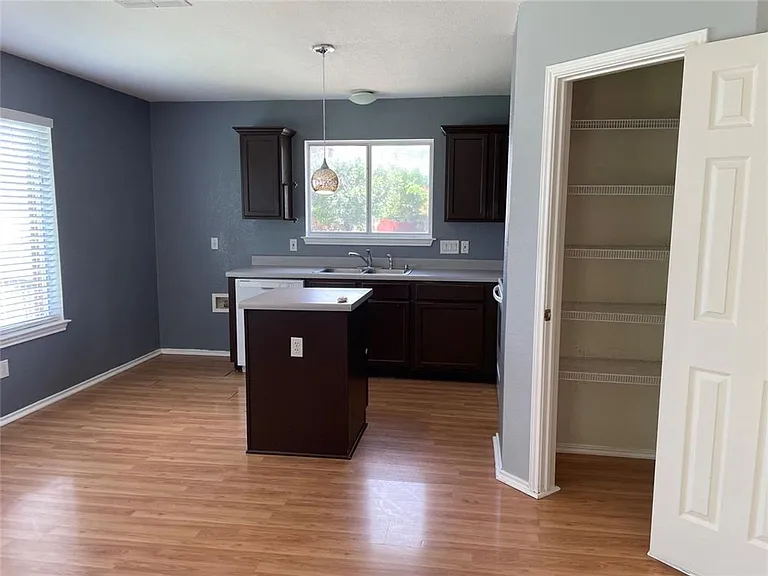 2501 Willow Way — Photo 2
