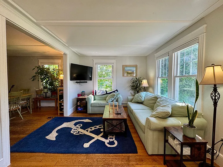 275 Middle Rd — Photo 11