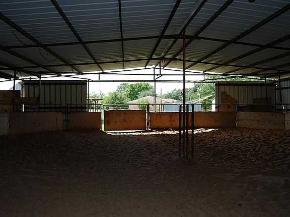 Indoor riding pen