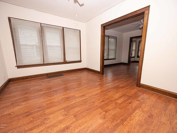 5th image of 524 Walsh Ave