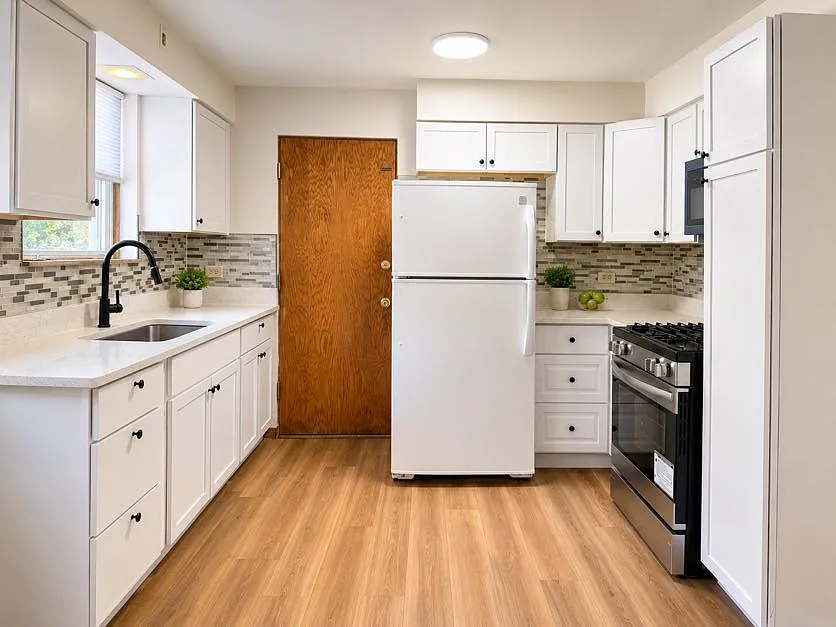 3 bed, 1.5 bath, 1000 sqft, $1,900 — Photo 4
